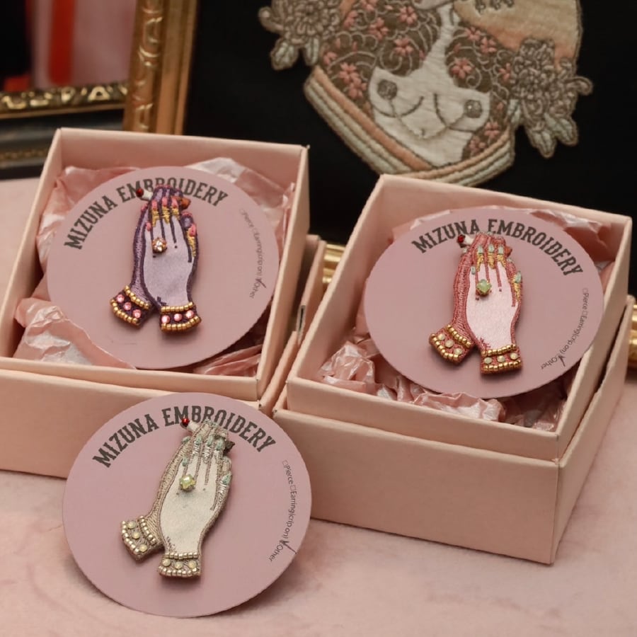 Tattooモチーフ刺繍ピンブローチ【PRAYING HANDS】