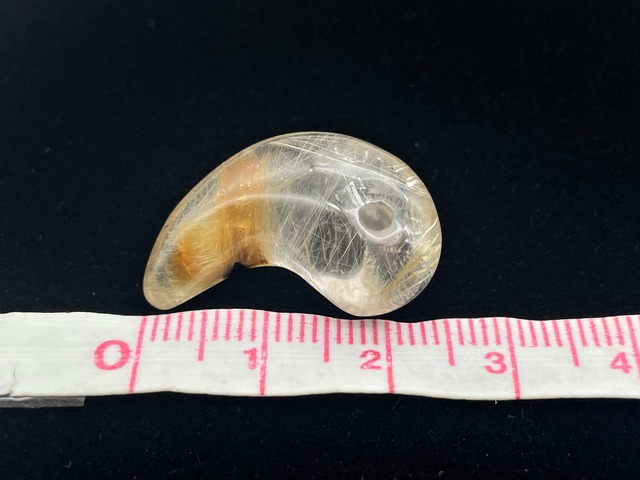 勾玉（ルチルクォーツ）