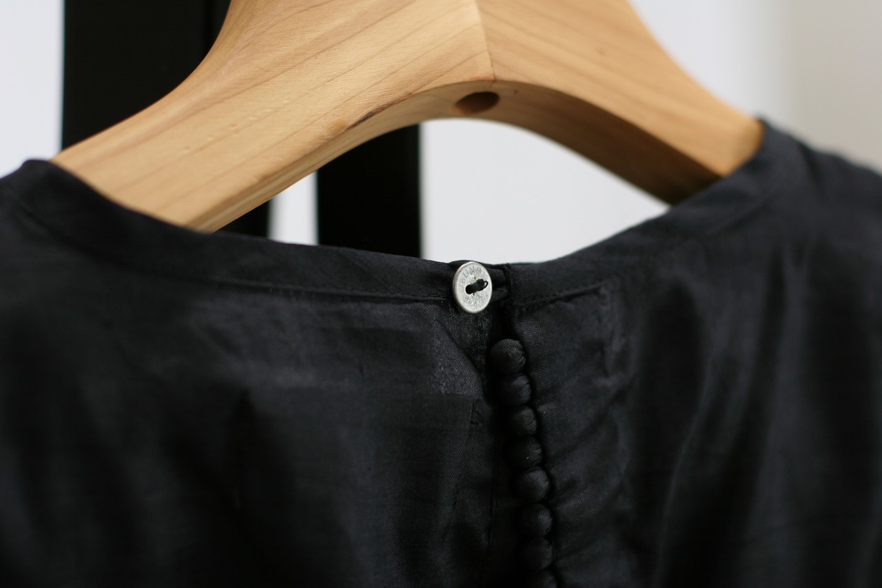 【BUNON】Back Button Short Wide Blouse / BLACK（BN2503）