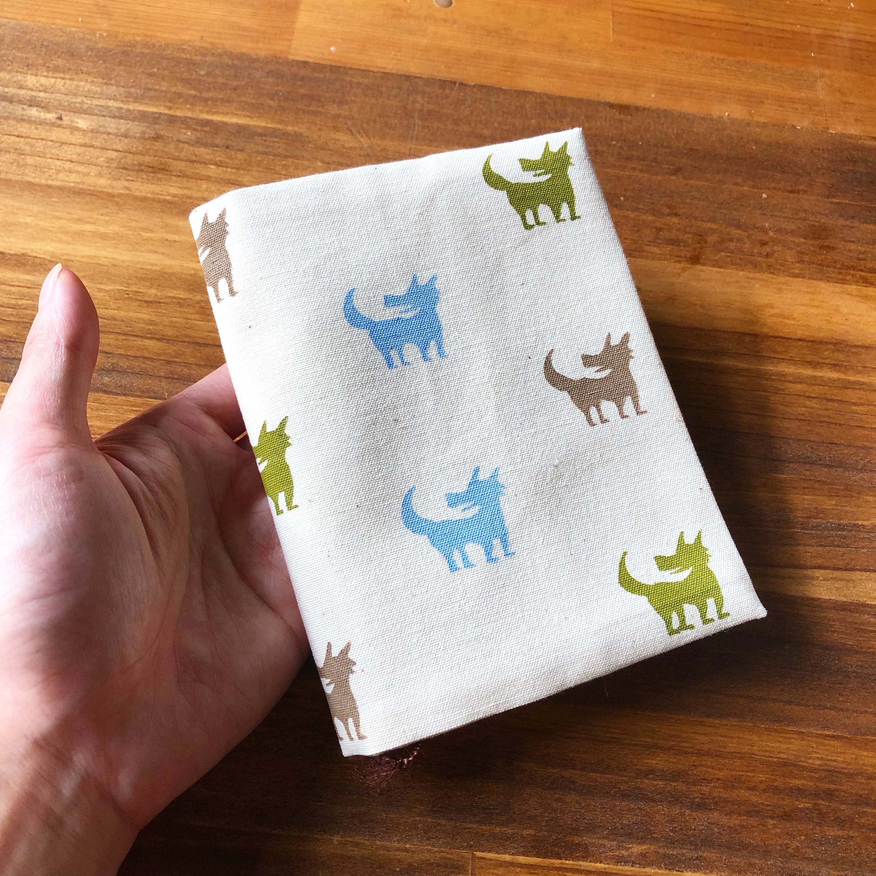 ウルフ舎の布ブックカバー/ウルフくん/みちくさカラー | 布とゆ