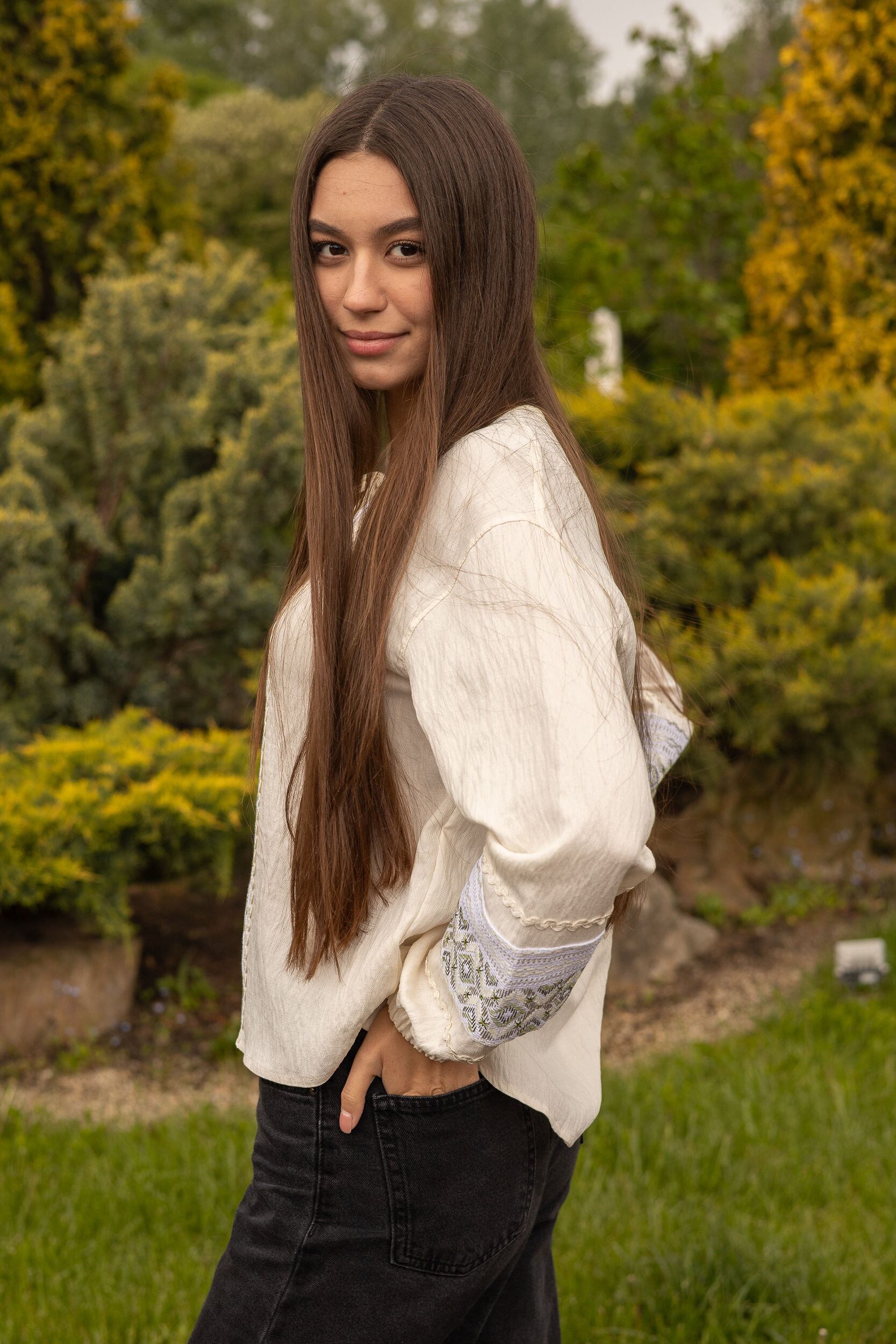 ウクライナ刺繍ヴィシヴァンカ シルク手刺繍 グラージュ・ニジンカ