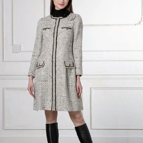 スーパービューティー  ツイード ノーカラーロングジャケット コサージュ付き 配色ライン ジップアップ 上品 エレガント 観劇 宝塚ファッション セレモニー 2527020  ベージュ 2025年秋冬 オーラボー Super Beauty  レディース アウタース ミセス 上品 春秋冬