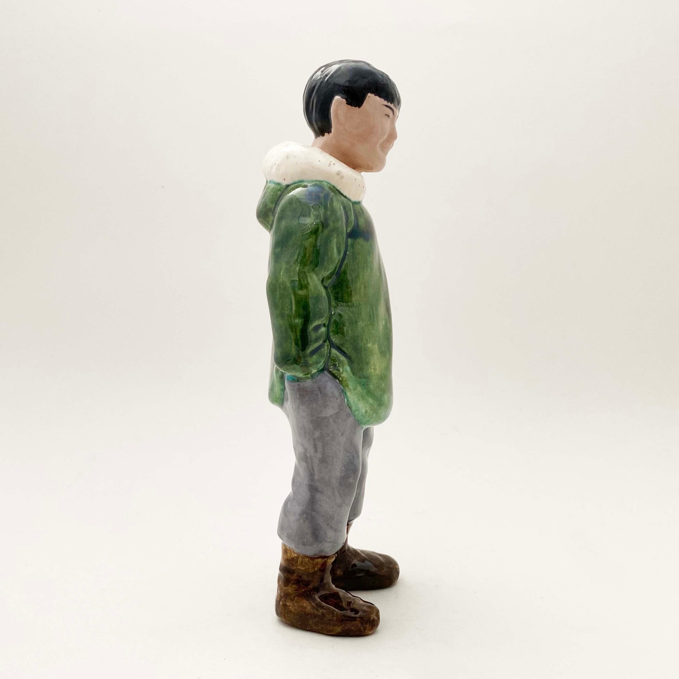 陶器のエスキモーの立像（アラスカ土産）