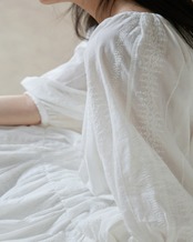 空気をまとう。白のロングワンピース