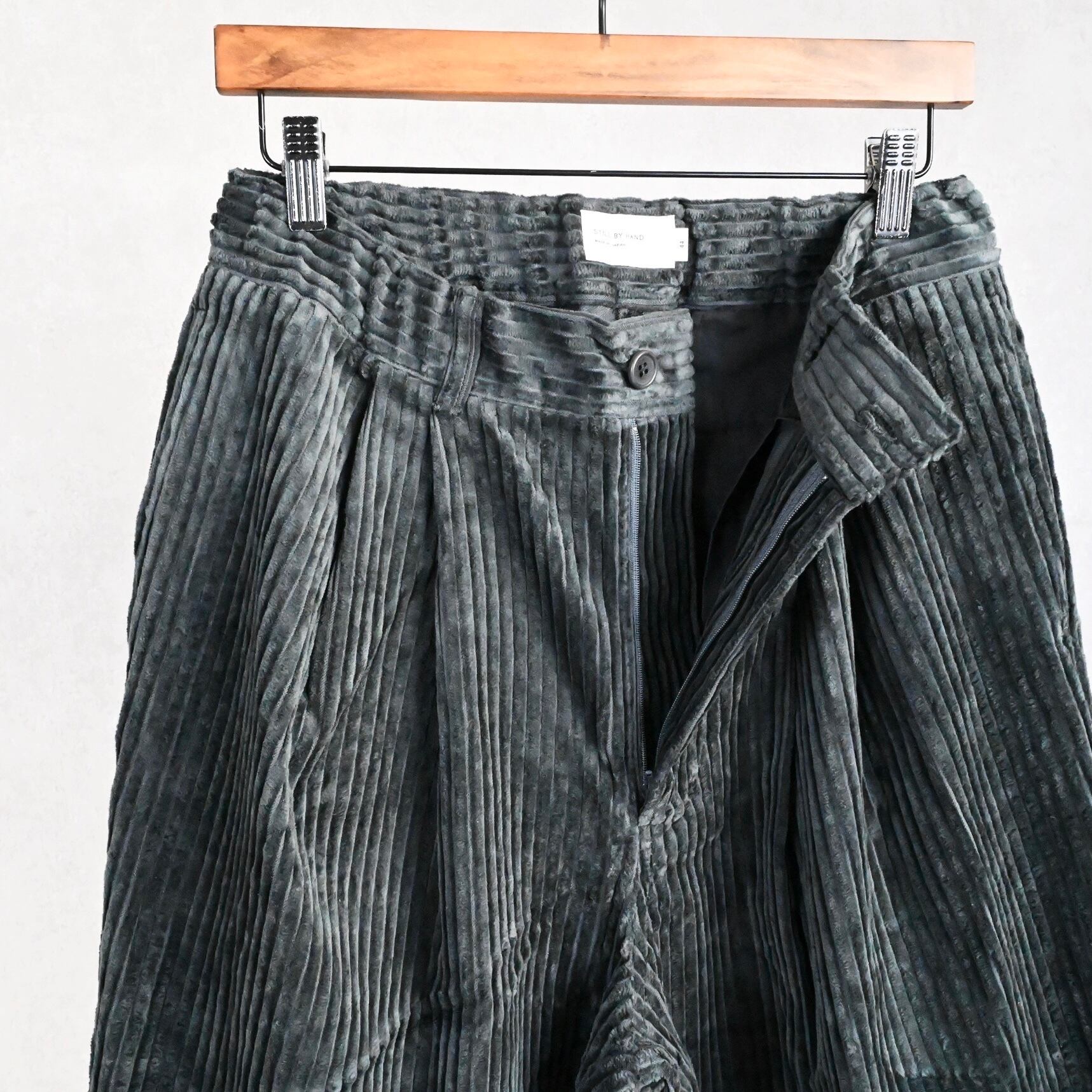 25AW》【STILL BY HAND】3.5W CORDUROY TACK EASY SLACKS スティルバイ