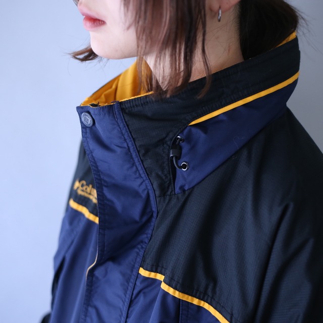 "Columbia" good coloring 3-tone design over silhouette mountain parka