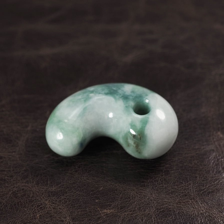 糸魚川翡翠 希少色 青緑 まがたま 勾玉 12.5g Blue Green marble Jadeite Magatama | URUWA 工房  うるわ powered by BASE