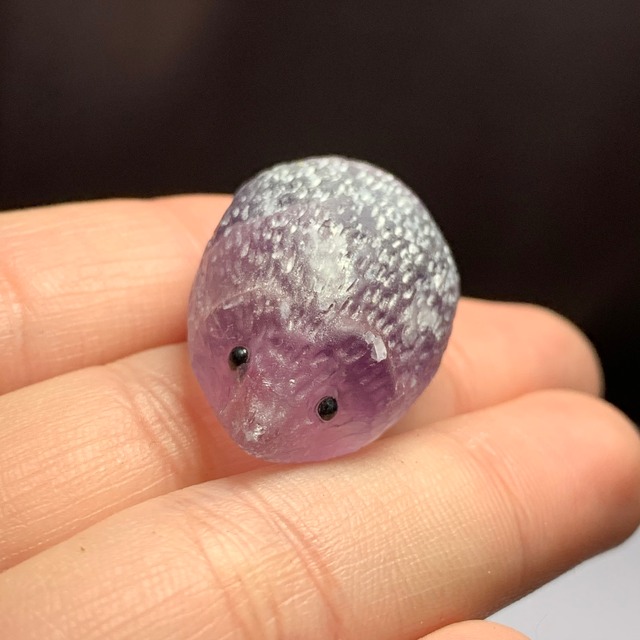 3.ウルグアイ産アメジストクラスターに住み着いているフローライトハリネズミさん