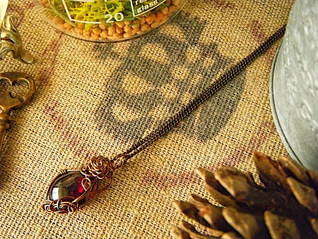 ワインレッド☆ガーネットのワイヤーペンダント