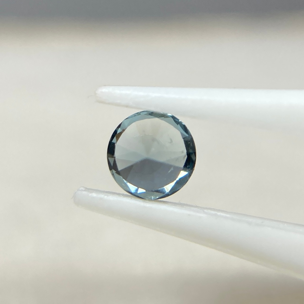 丸いスピネル  約3.3*2.1mm r-0616
