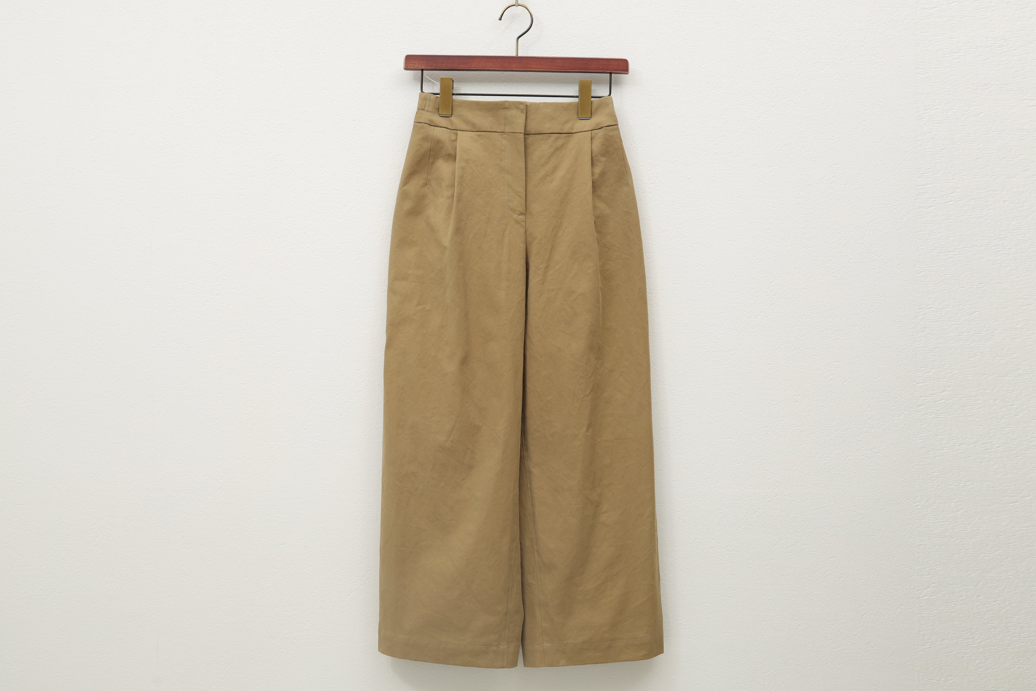 コットン綾織りニドム加工のゆったりストレートパンツ c/#ウォッシュカーキ