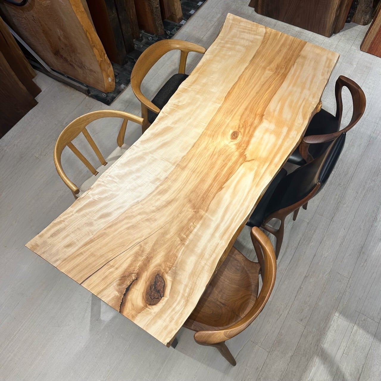 栃（トチ） ダイニングテーブル | 千年家具 - 一枚板 テーブル専門店