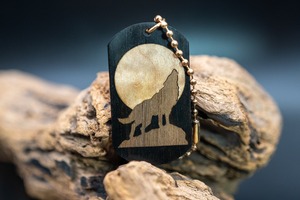 【幻の銘木】 青黒檀 ドッグタグ 象嵌 月と狼