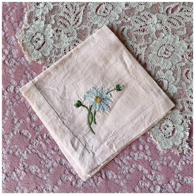 Fi.n.t＊マーガレット刺繍カーデ フランス買付 ヴィンテージ 刺繍クロス ティーナプキン ハンカチ ヘム