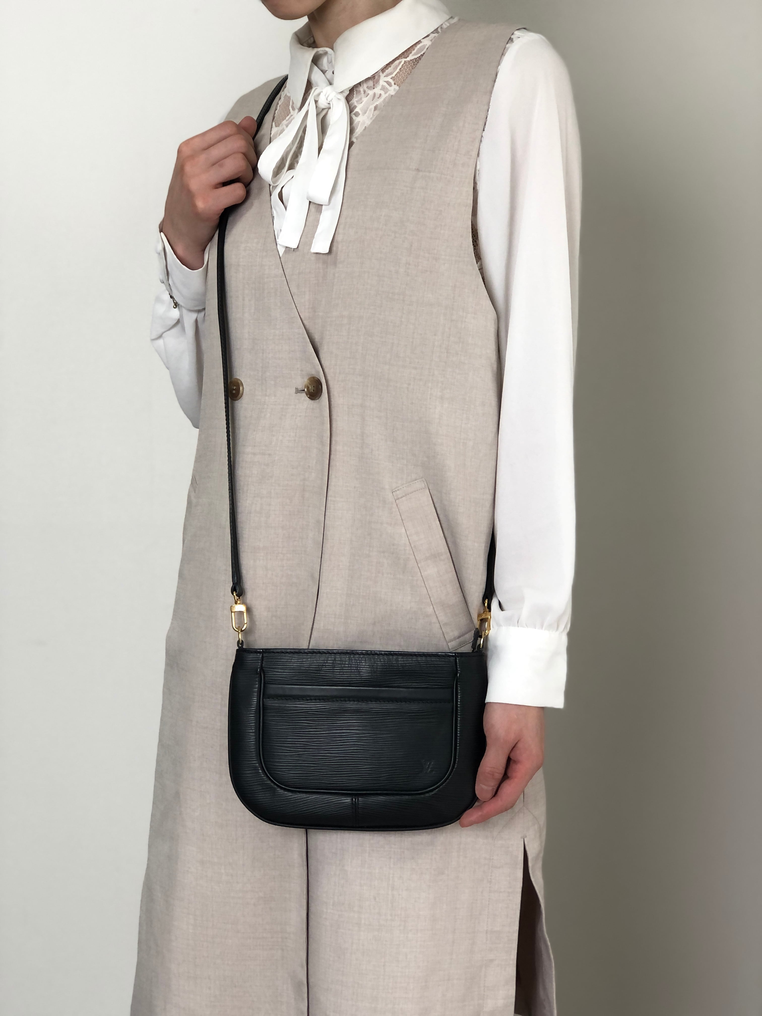 LOUIS VUITTON ルイヴィトン エピ ショルダーバッグ ブラック レザー