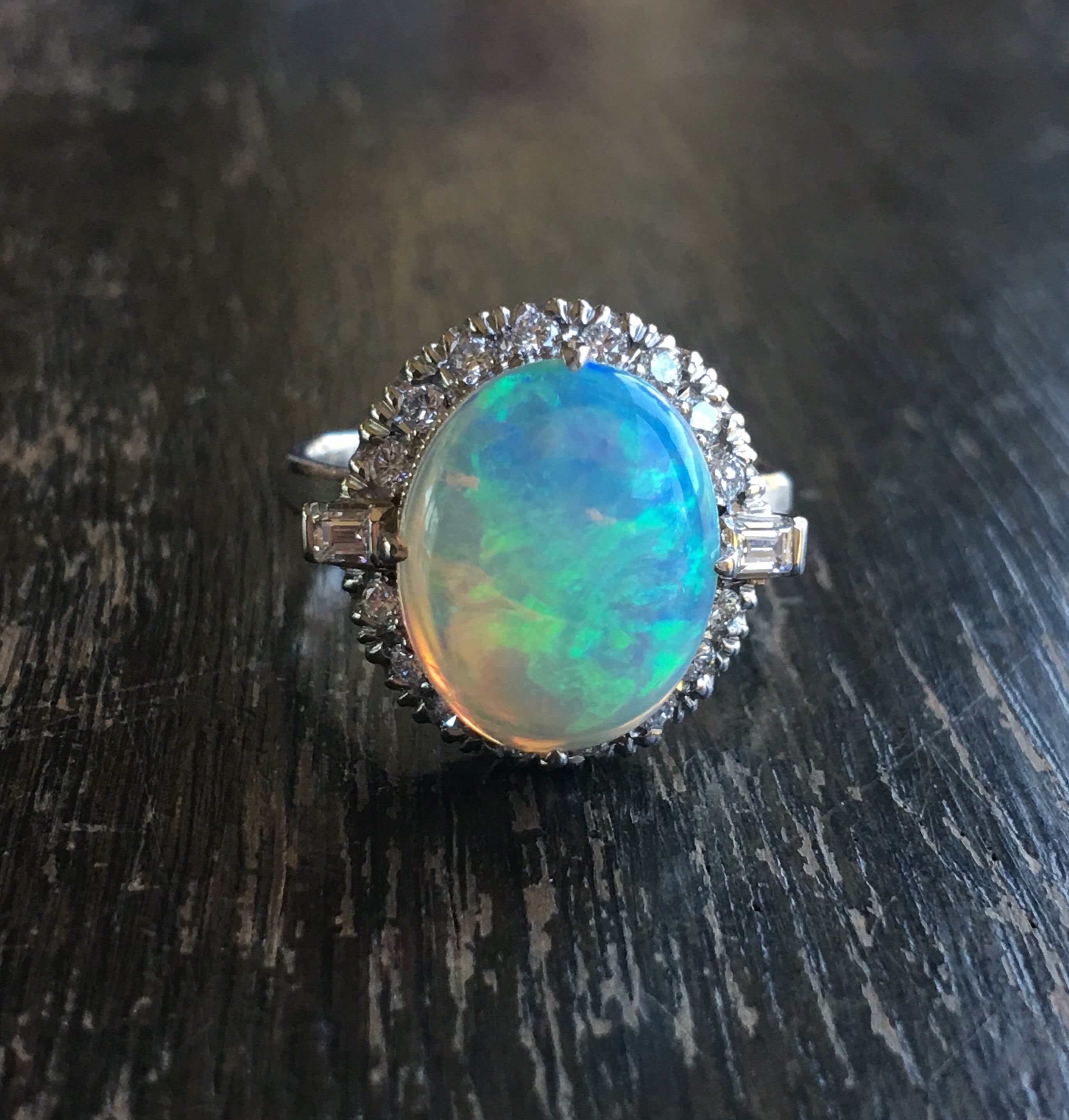 ヴィンテージ PTホワイトオパールにダイヤ取り巻きリング