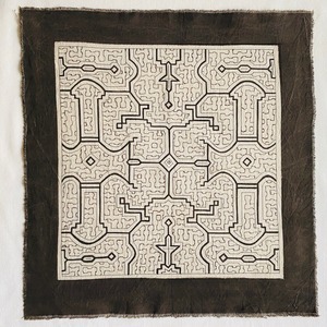 中型白40-18A 41x42cm クッションサイズ　シピボ族の泥染め　AAA