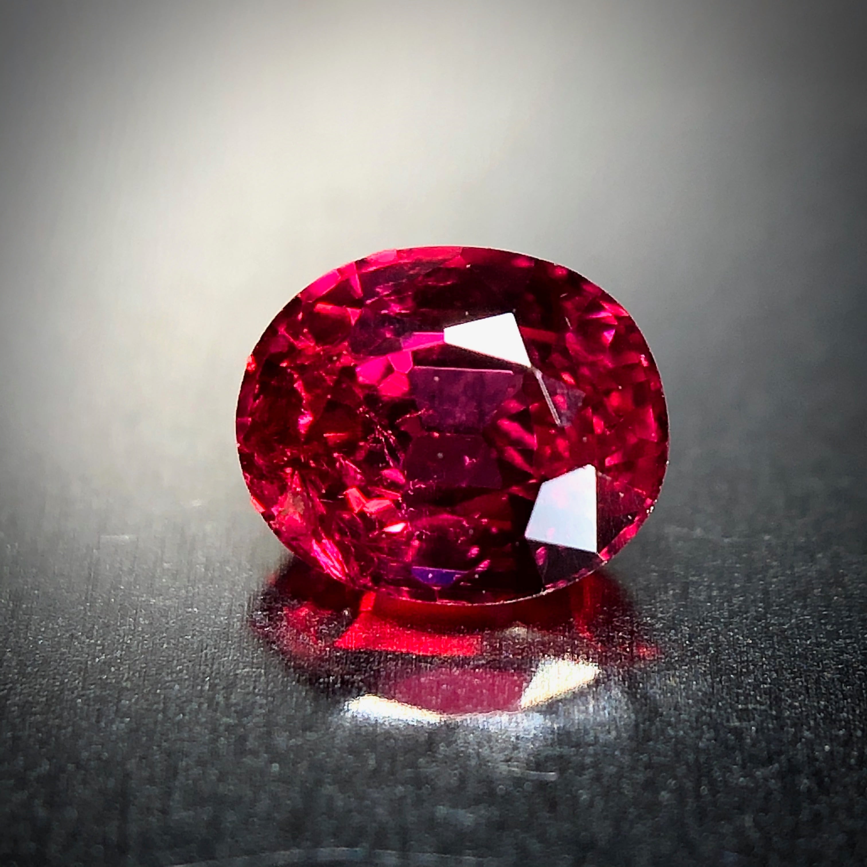 生命力溢れる深紅の宝石 0.32ct 天然 レッドスピネル | Frederick's