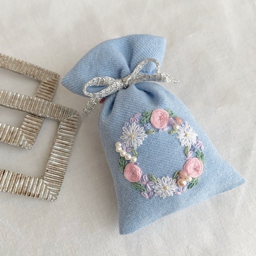 手刺繍　ラベンダーの香りのサシェ