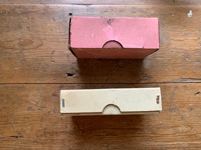 フランス語文字が入った可愛い紙の箱(ベージュ)