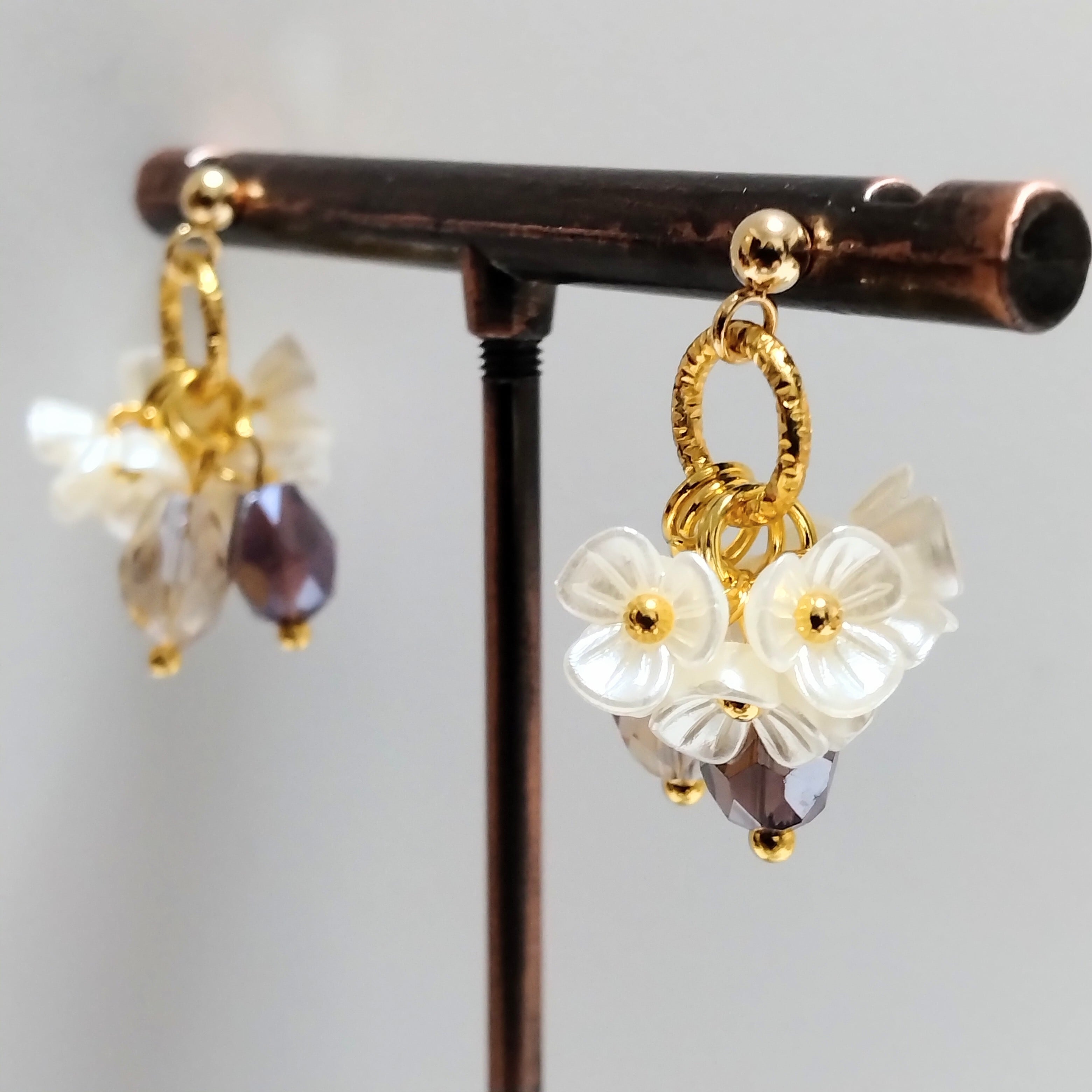 ドロップビーズと野の花摘みピアス | ハンドメイド雑貨・自然素材のお