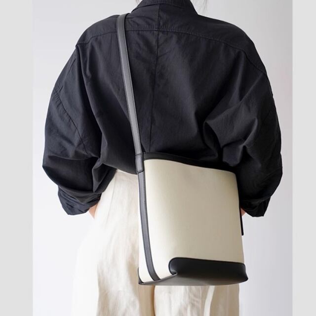 【予約販売】ショルダーバッグ ホワイト ブラック キャンバス レディース 斜め掛け バケツ こなれ感 お洒落 韓国 大人可愛い トレンド