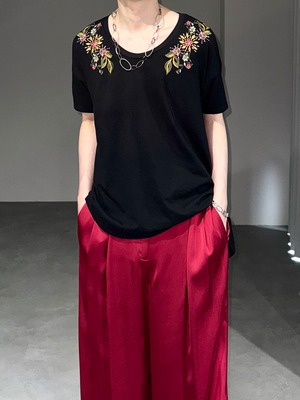 flower embroidery pullover / black × pink × khaki