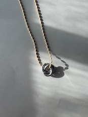 スリーリングネックレス