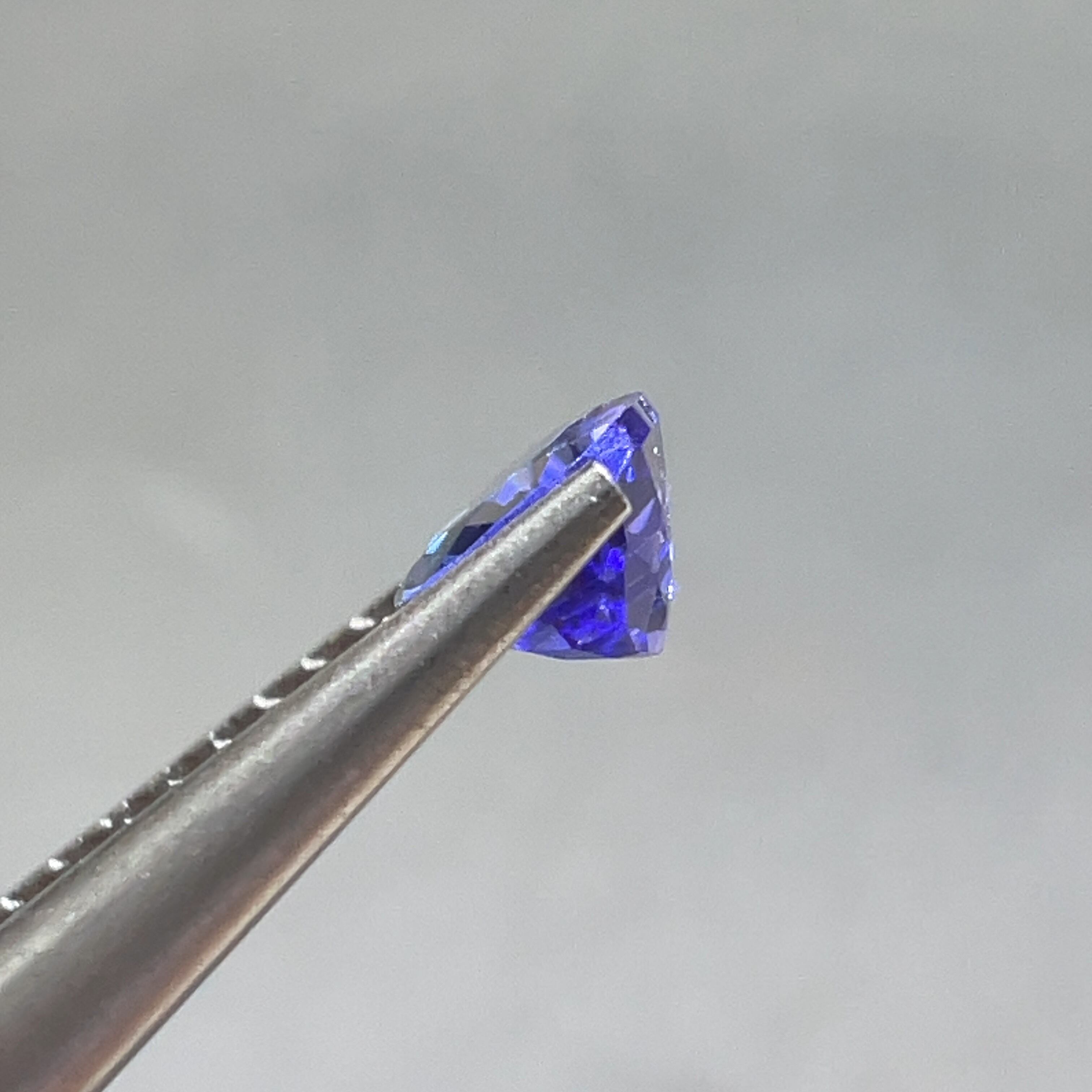 タンザナイト 0.46ct 約6×4mm ペアシェイプカットルース | 鈴木屋 タンザナイト 0.46ct 約6×4mm ペアシェイプカットルース | 鈴木屋