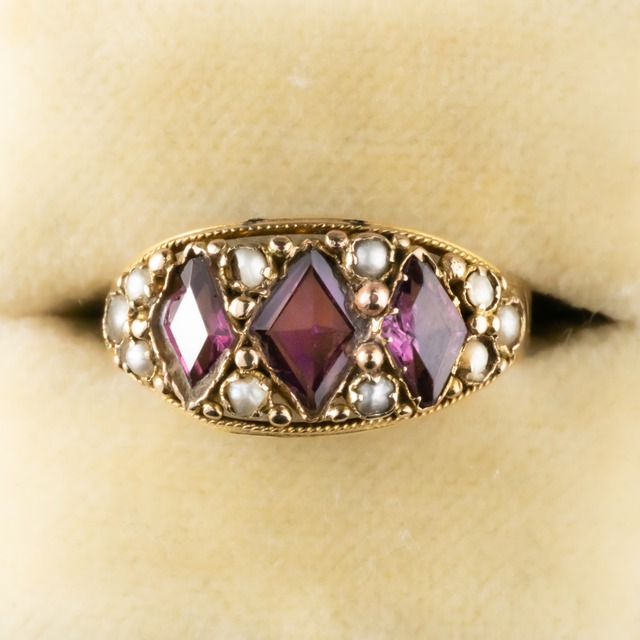 イギリス　アンティークリング〜ダイヤ型のガーネットと真珠と彫りが可愛い作品〜K9　DR00547