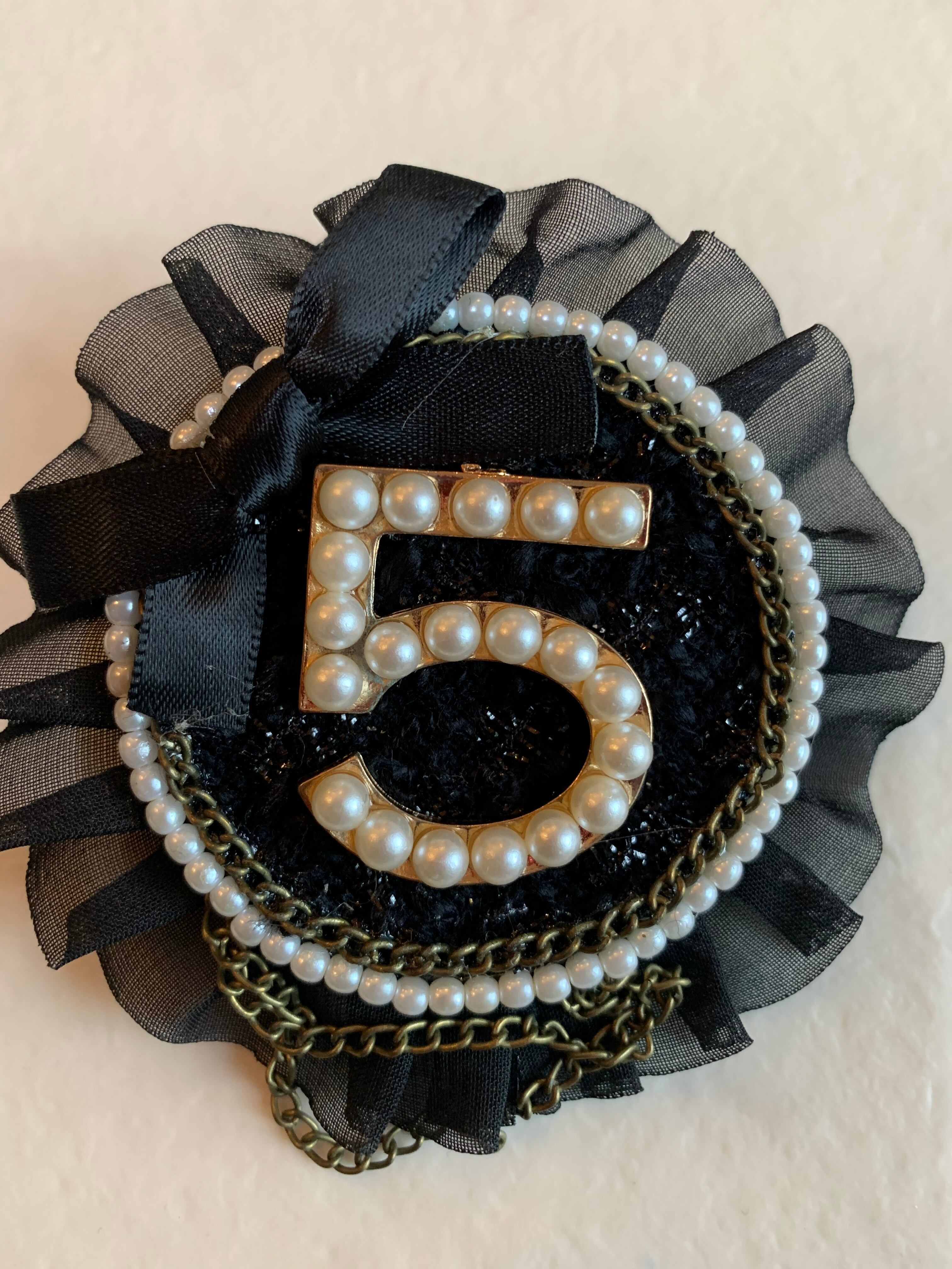 パール5番のモチーフブローチ