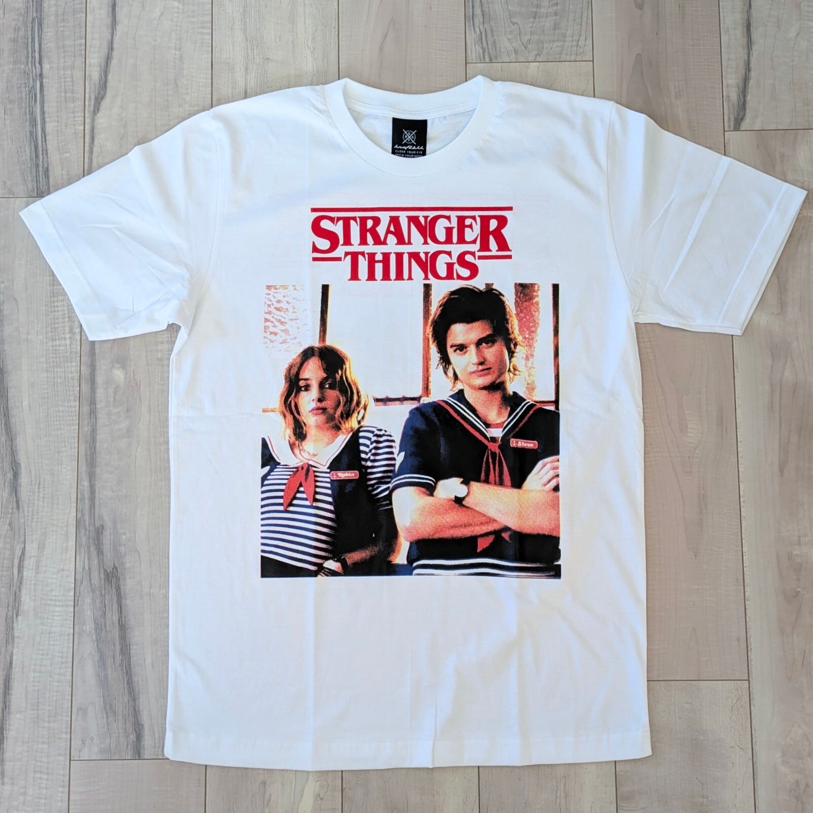 【 Stranger Things / ストレンジャーシングス  】スティーブ&ロビン / Tシャツ / スターコート・モール / スクープス・アホイ（Scoops Ahoy）〚アメリカン雑貨 アメトイ〛