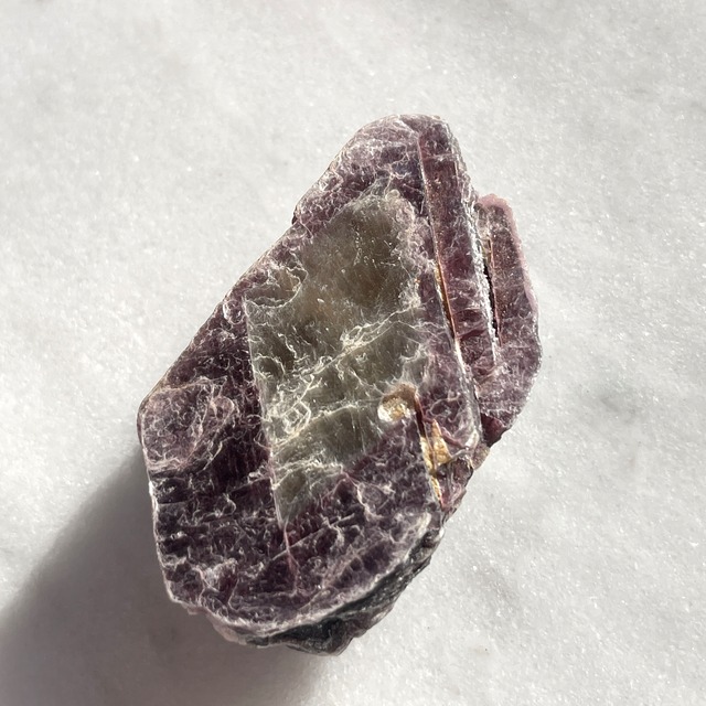 【超レア】【超美石】レピドライト（真ん中はゴールデンレピドライト）　原石　1122