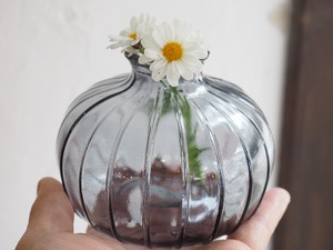 小さくてかわいい 花瓶　ミニサイズ　クリスタル　グレー