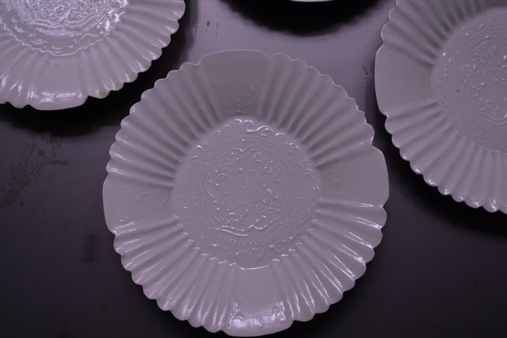 前田麻美 灰青釉輪花七寸皿