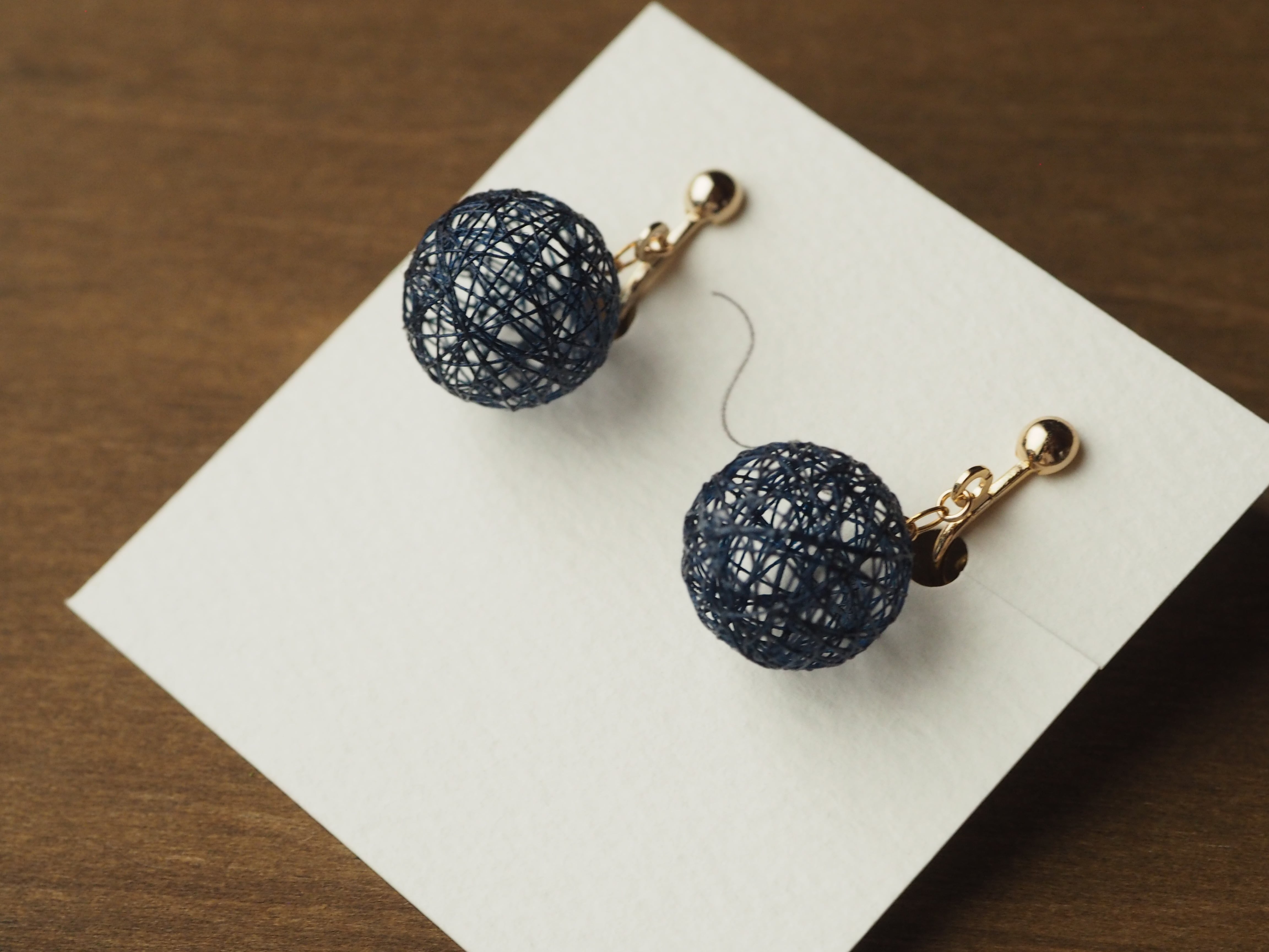 ネイビーの1粒ピアス／イヤリング | ひらり the airy jewelry