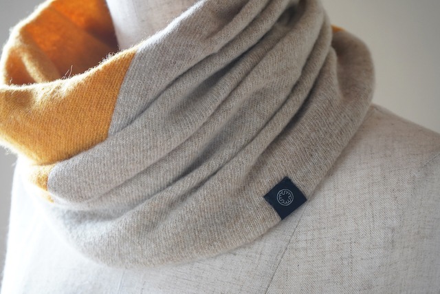 温度を纏う 純カシミヤのふわふわBi-colorねじりスヌード Beige/Musterd