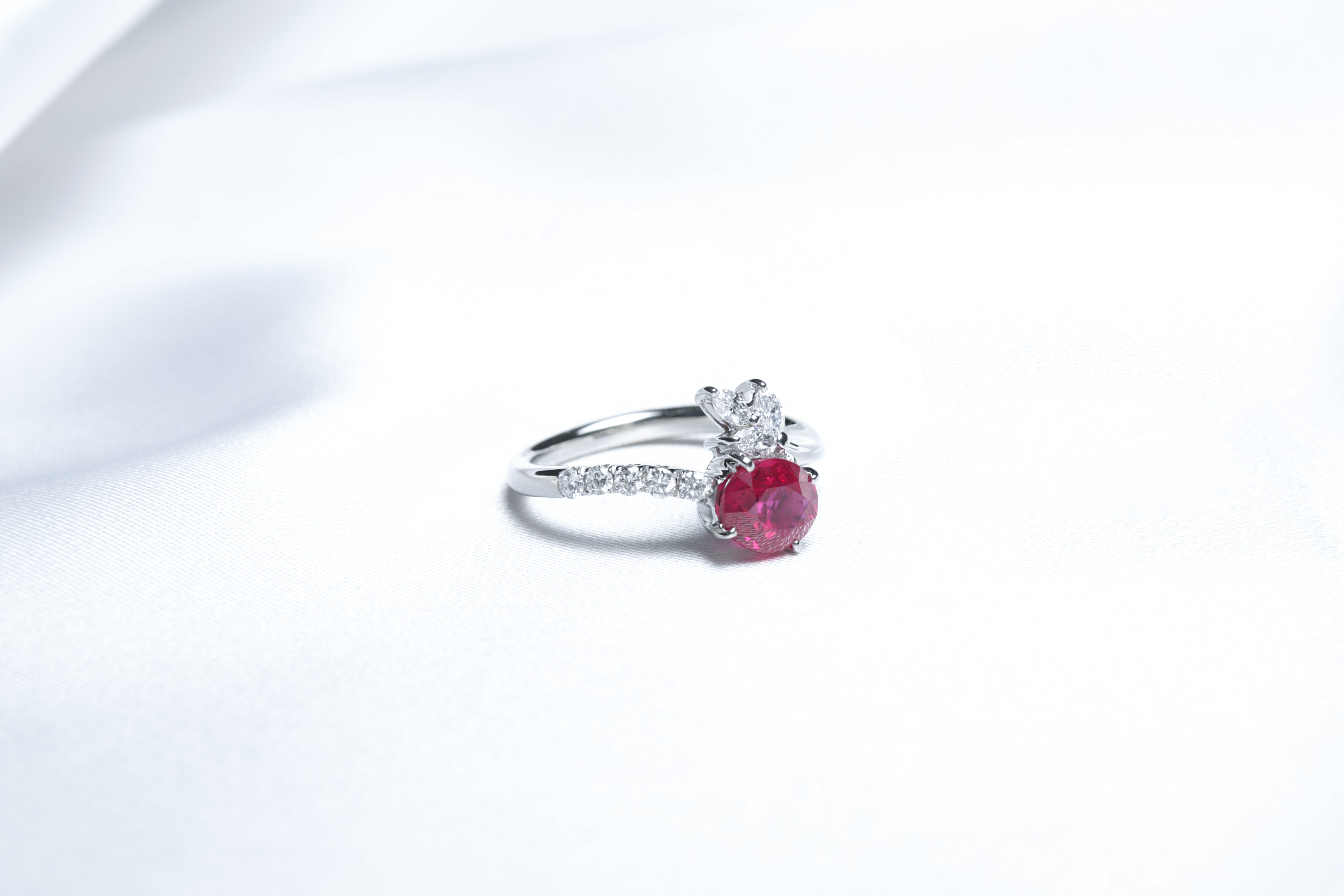 【ルビーリング / 永久保証付き】Pt900 天然ルビー 【中石1.556ct】婚約指輪 プロポーズリング【サイズ直し無料】