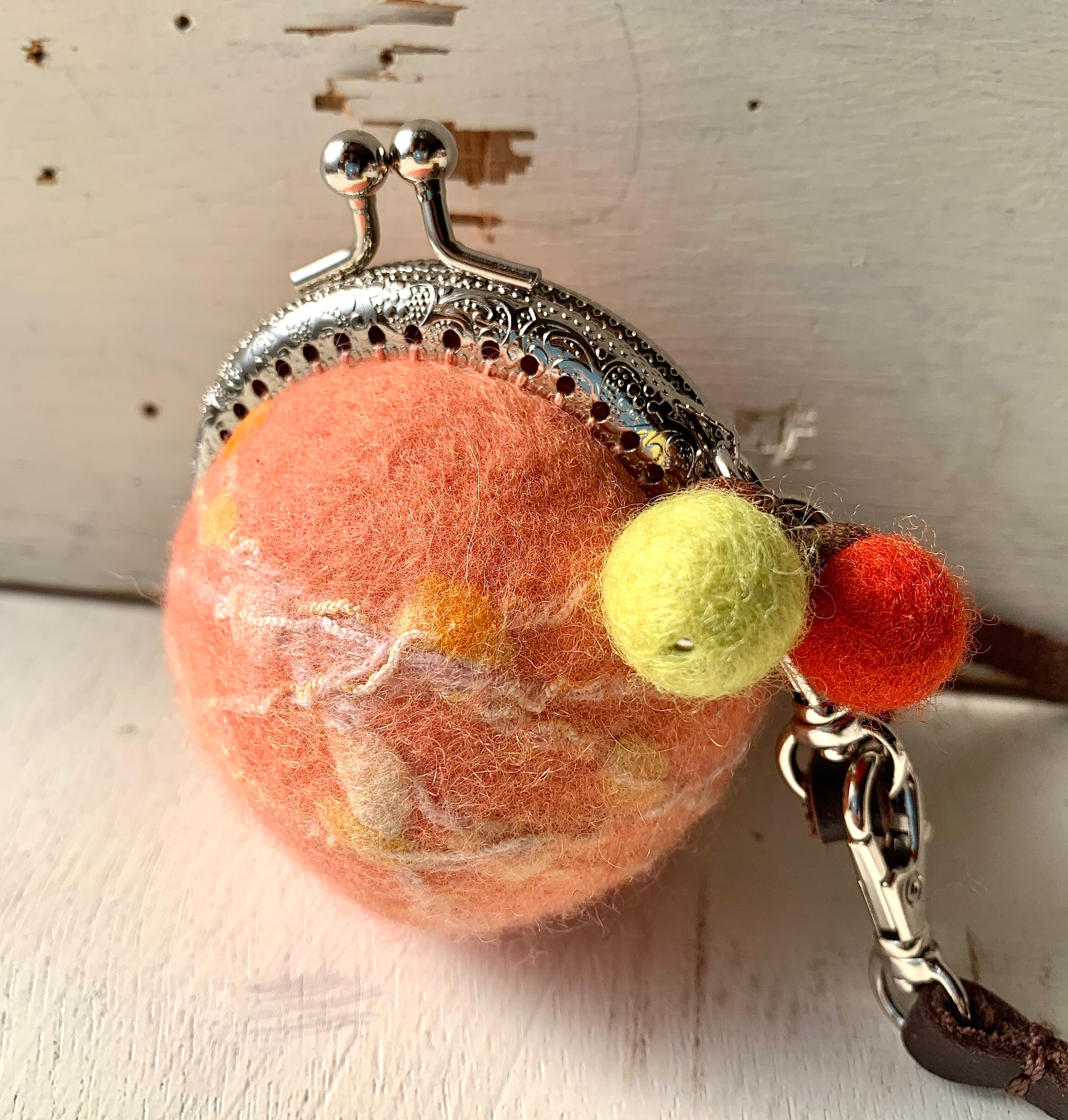 羊毛フェルトのまんまるがま口（ブロッサム） | dede