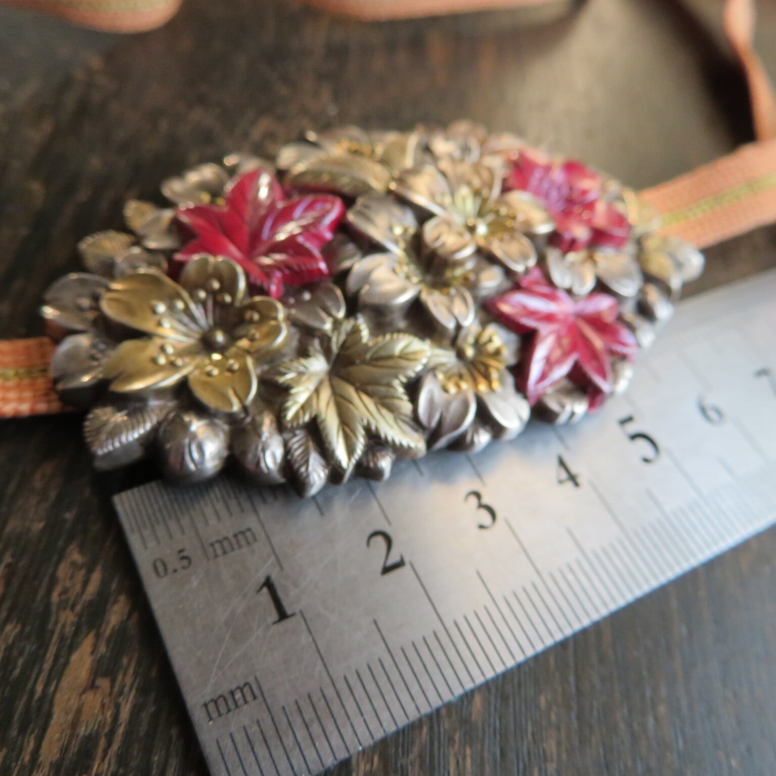 アンティーク　桜楓散らし雲錦の大きな帯留め