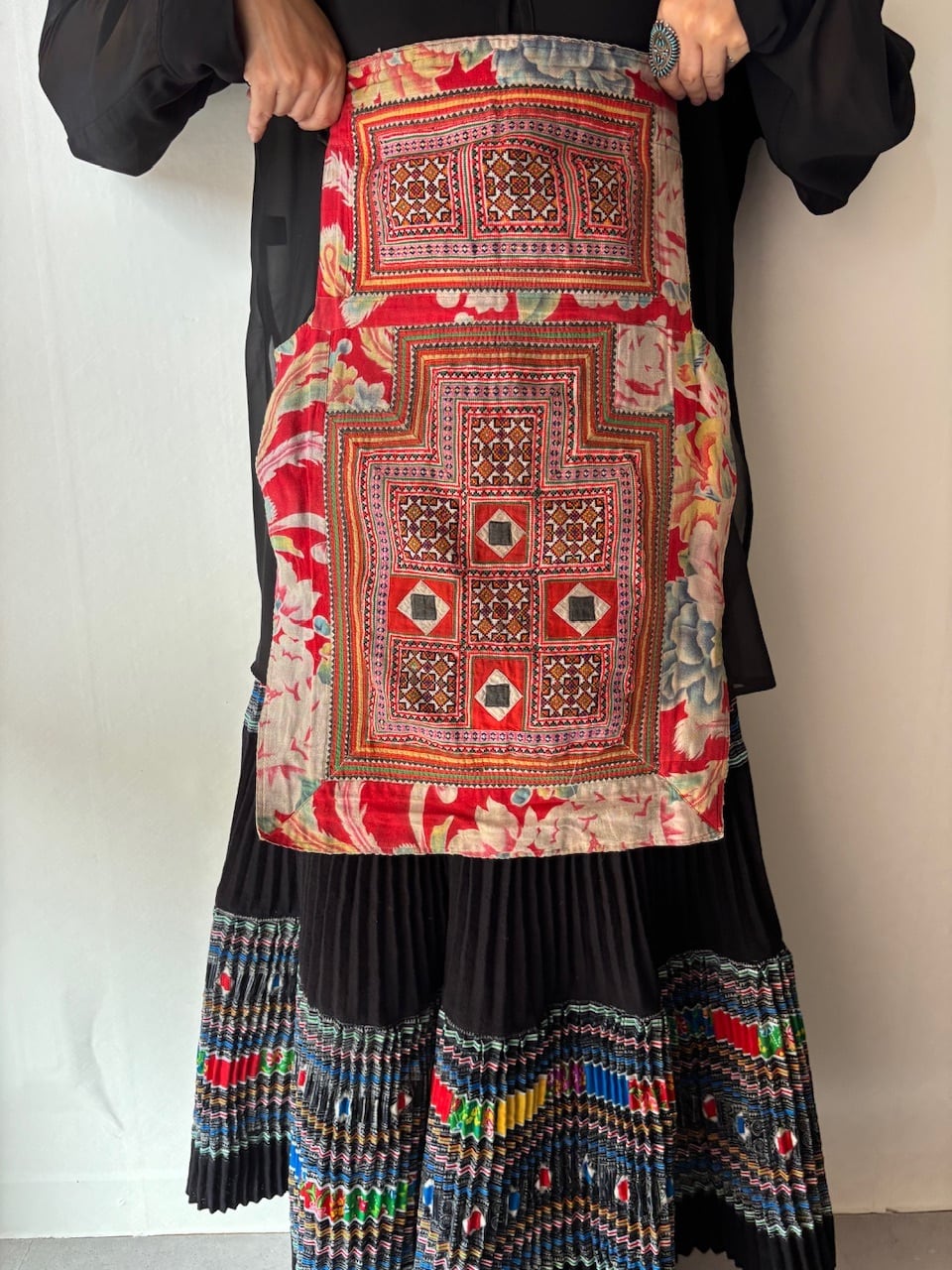 古布モン族手刺繍布後ろ襟・古木チーク額装 モン族 手刺繍布⑤ 古布 | bami モン族スカート通販