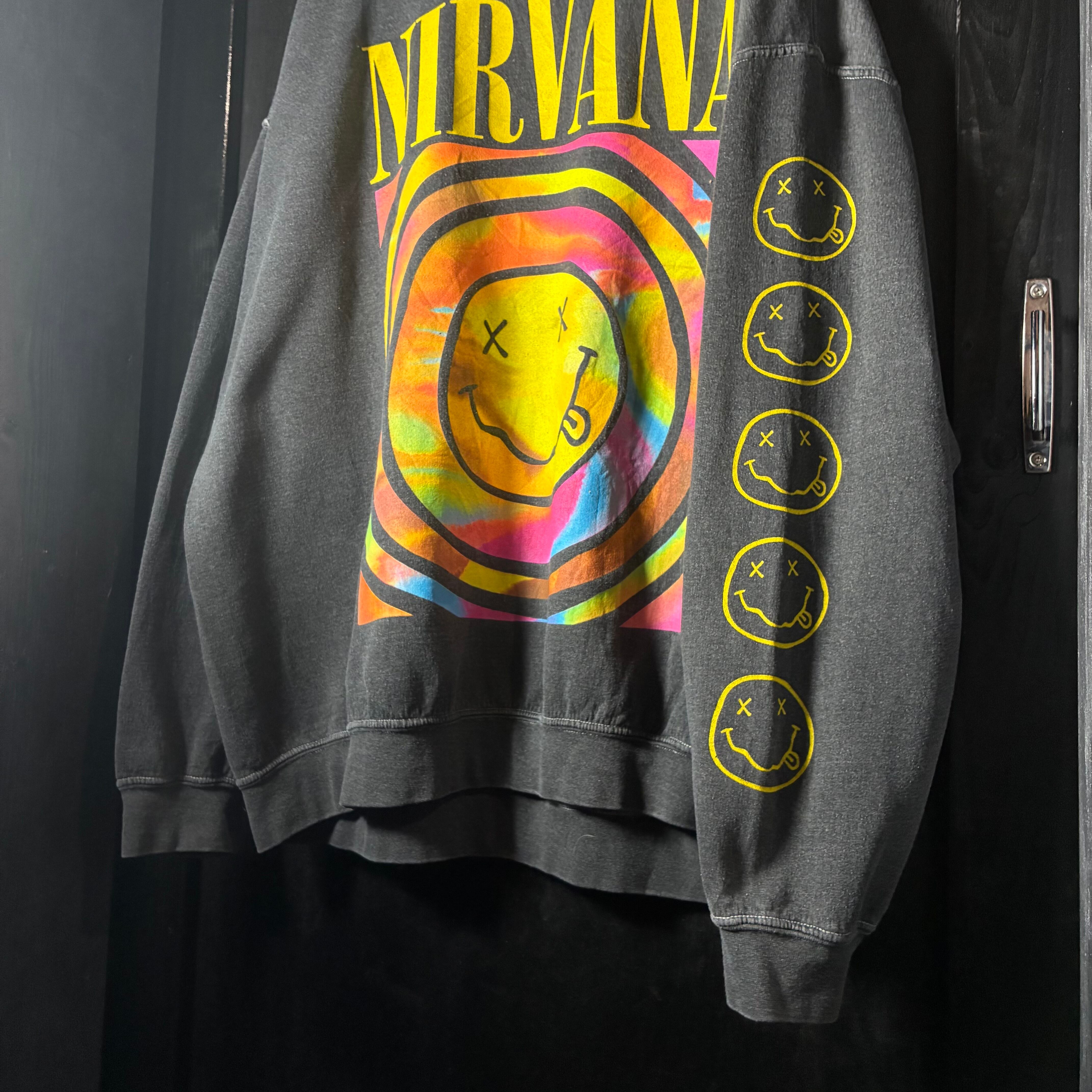 NIRVANA バンドスウェット 袖プリント ダークグレー ニルヴァーナ NIRVANA バンドスウェット 袖プリント ダークグレー ニルヴァーナ