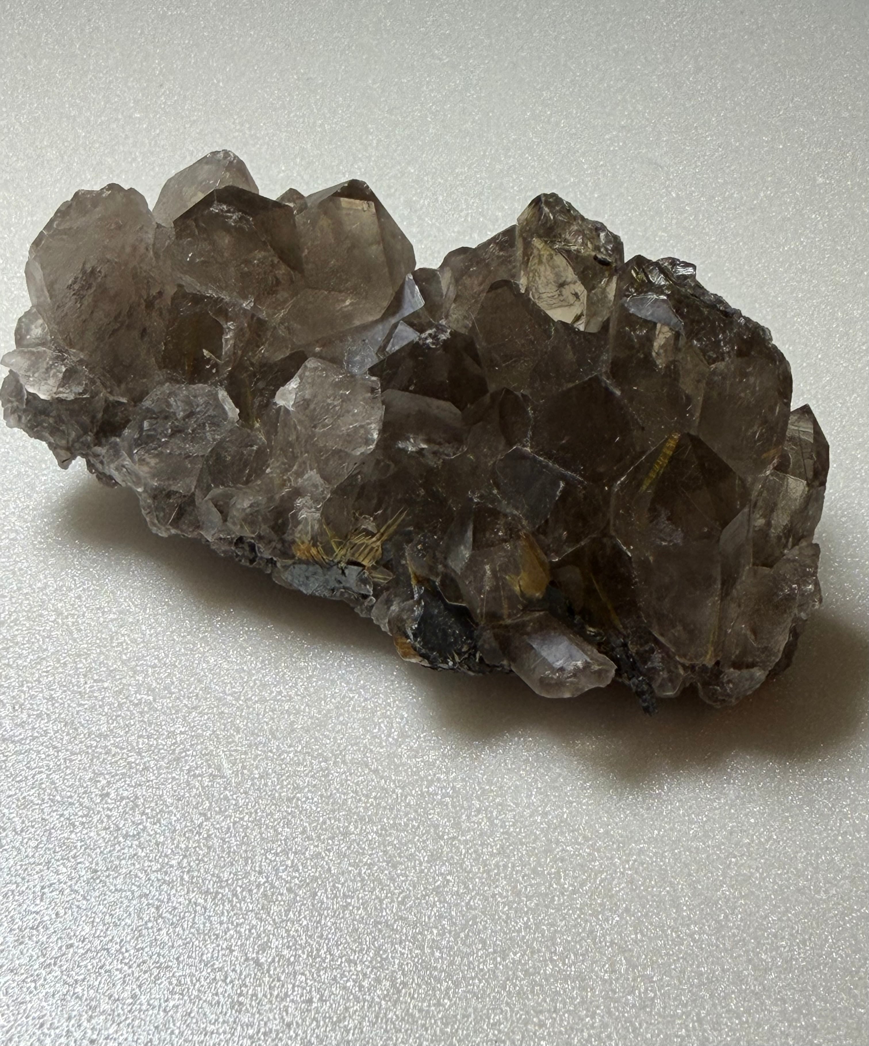 スモーキークォーツ 金針水晶 ヘマタイト入り 原石 クラスター 271g