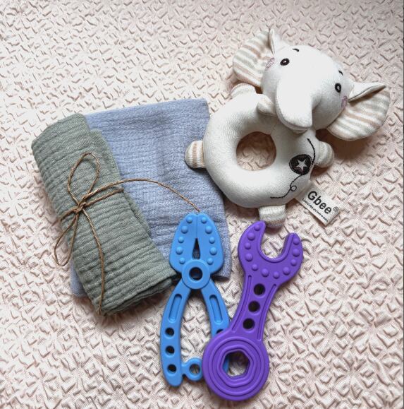 【即納】出産祝いギフトセット (ベビーラトル・ガーゼタオル・シリコンおもちゃ) 知育玩具 プレゼント