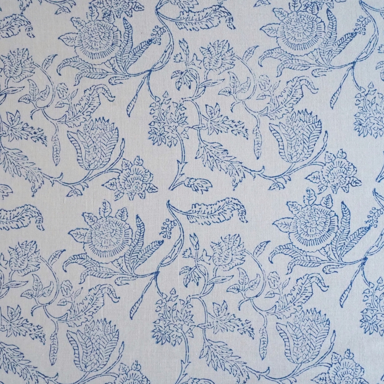 ブロックプリント生地【50cm単位】インド綿 花柄 白×ブルー #52810-WT1