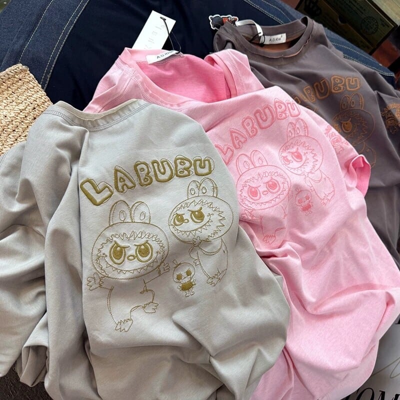 A.D.Khal × Labubu 両面刺繍Tシャツ 190gコットン 綿100% ふち返しデザイン ゆったりシルエット メンズ レディース カジュアル