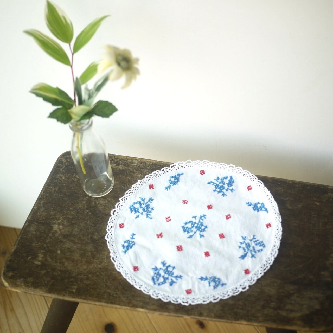 赤と青の刺繍 ラウンドドイリー Φ19.5㎝ クロスステッチ