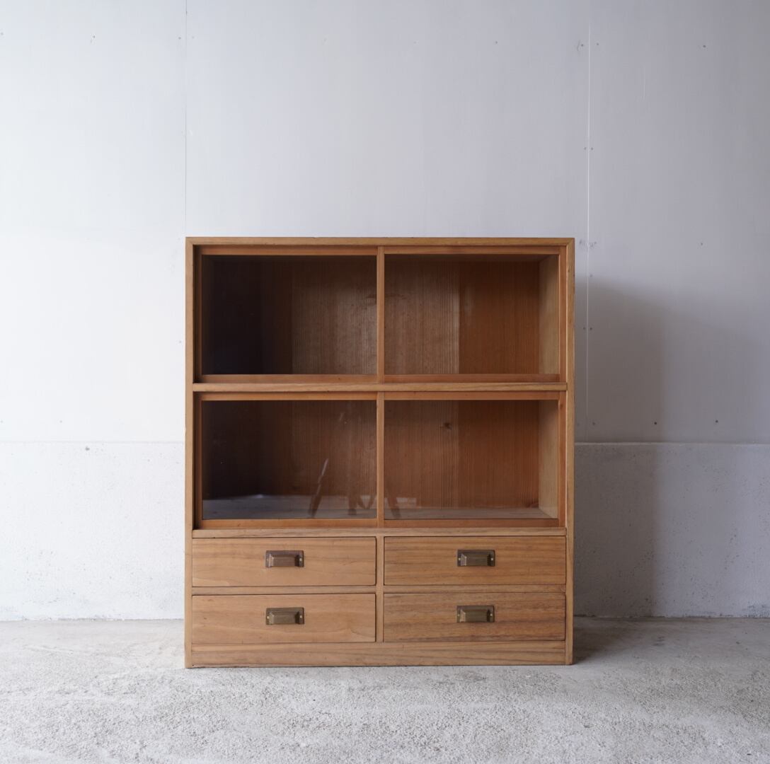 古い2段のガラス戸棚