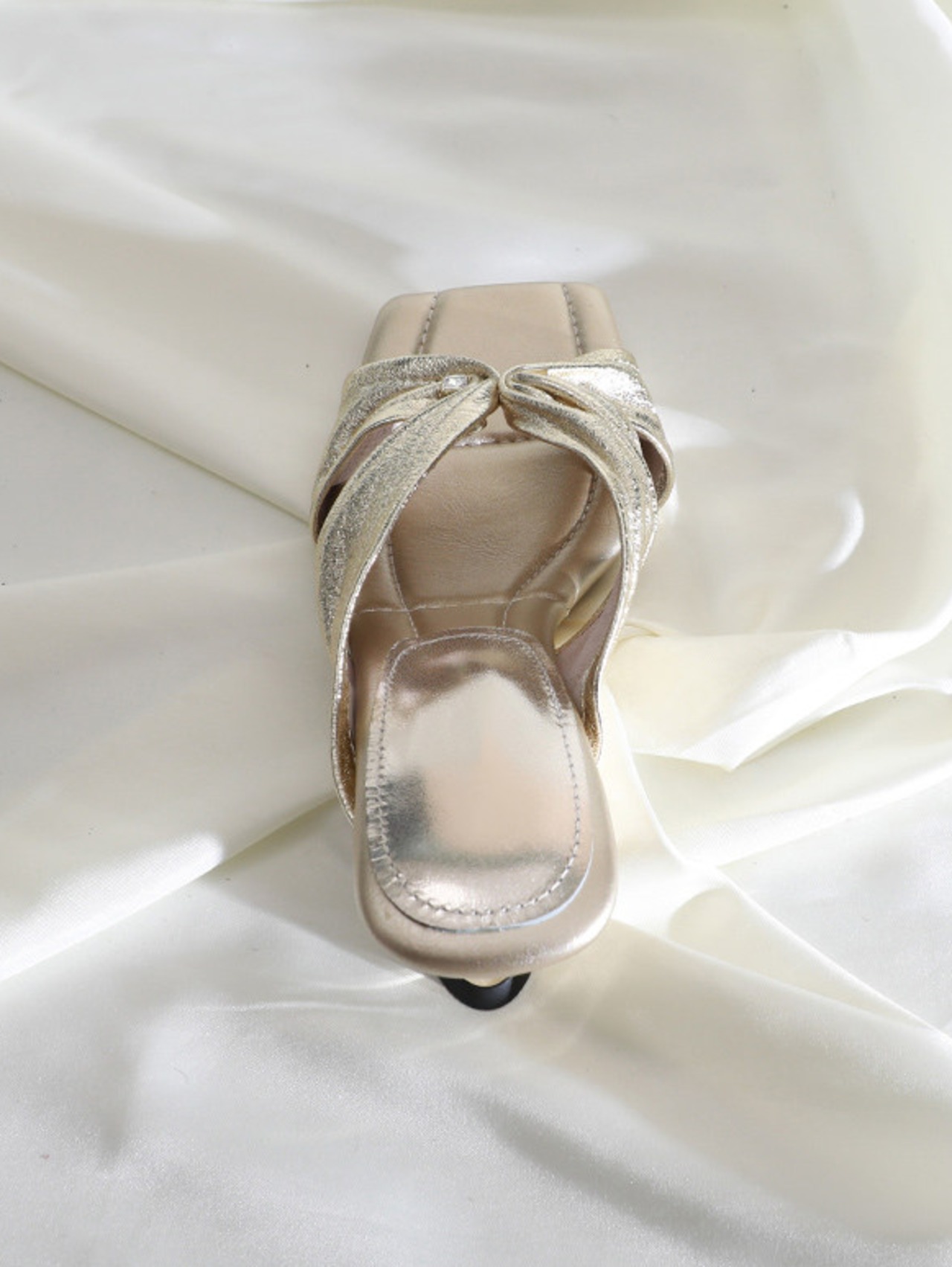 リボン付きストラップサンダル