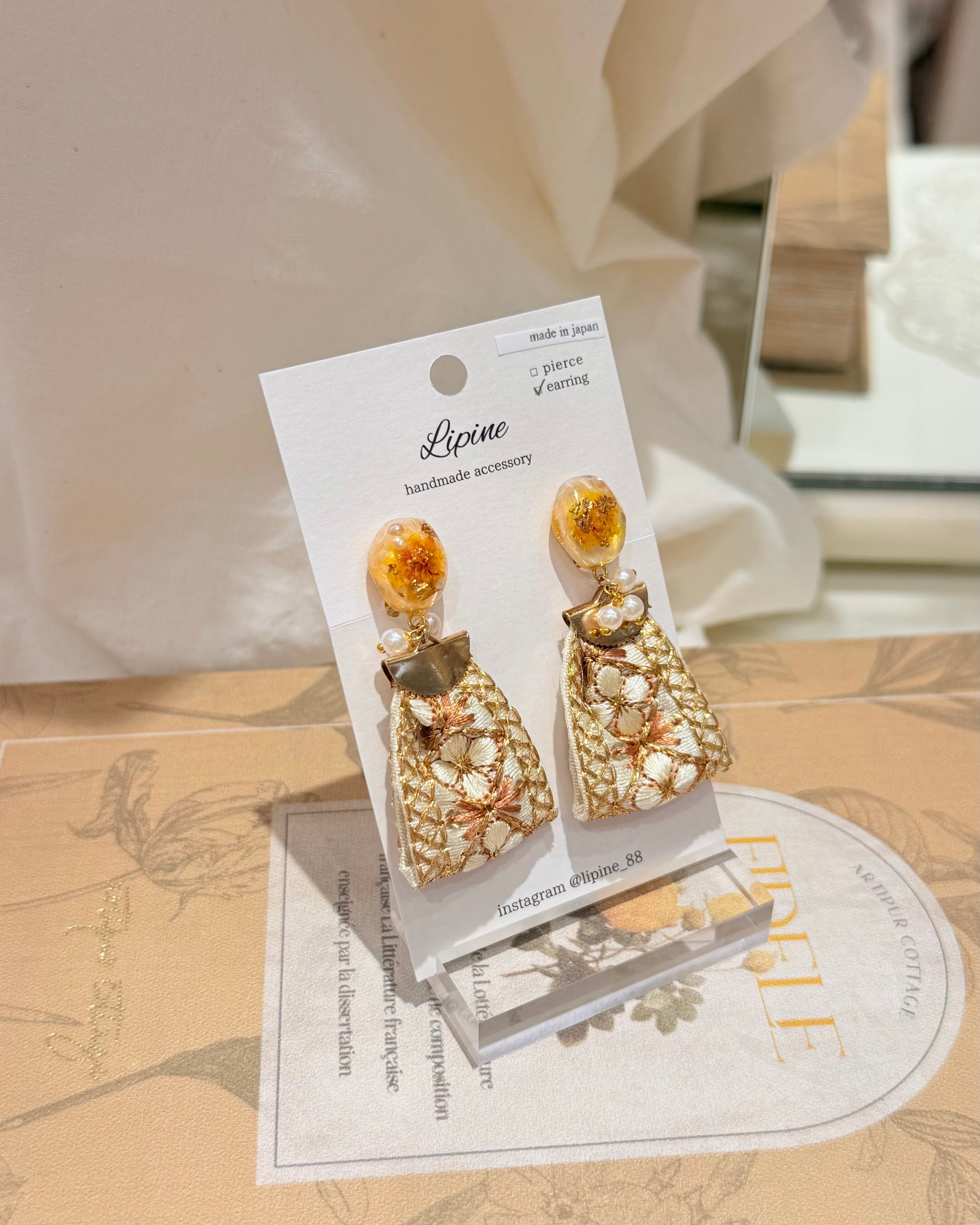 刺繍イヤリング（A71-2）①